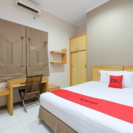 Reddoorz Plus Near Simpang Lima Semarang Esterno foto