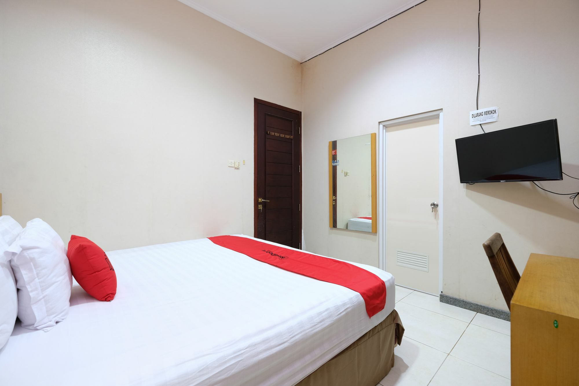 Reddoorz Plus Near Simpang Lima Semarang Esterno foto