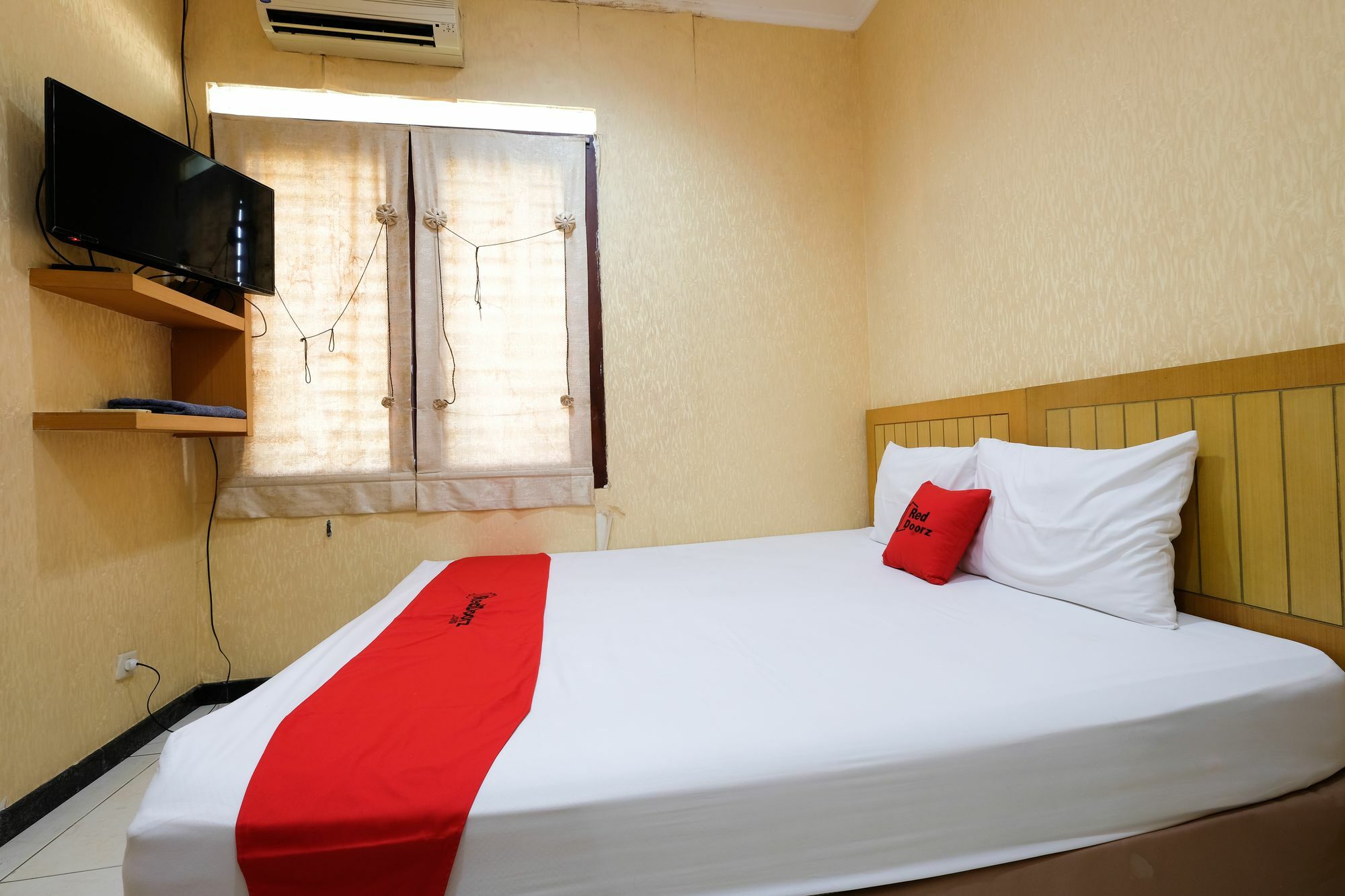 Reddoorz Plus Near Simpang Lima Semarang Esterno foto