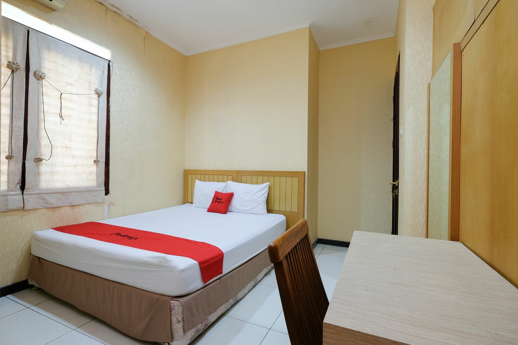 Reddoorz Plus Near Simpang Lima Semarang Esterno foto