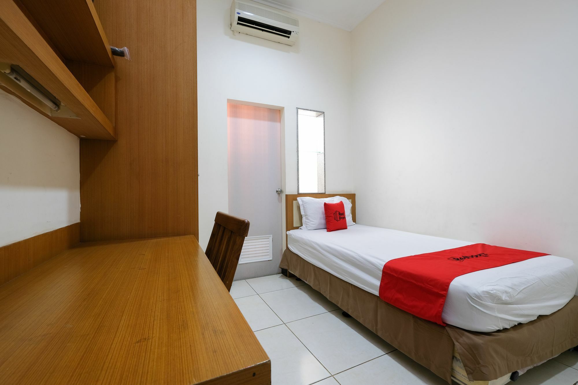 Reddoorz Plus Near Simpang Lima Semarang Esterno foto